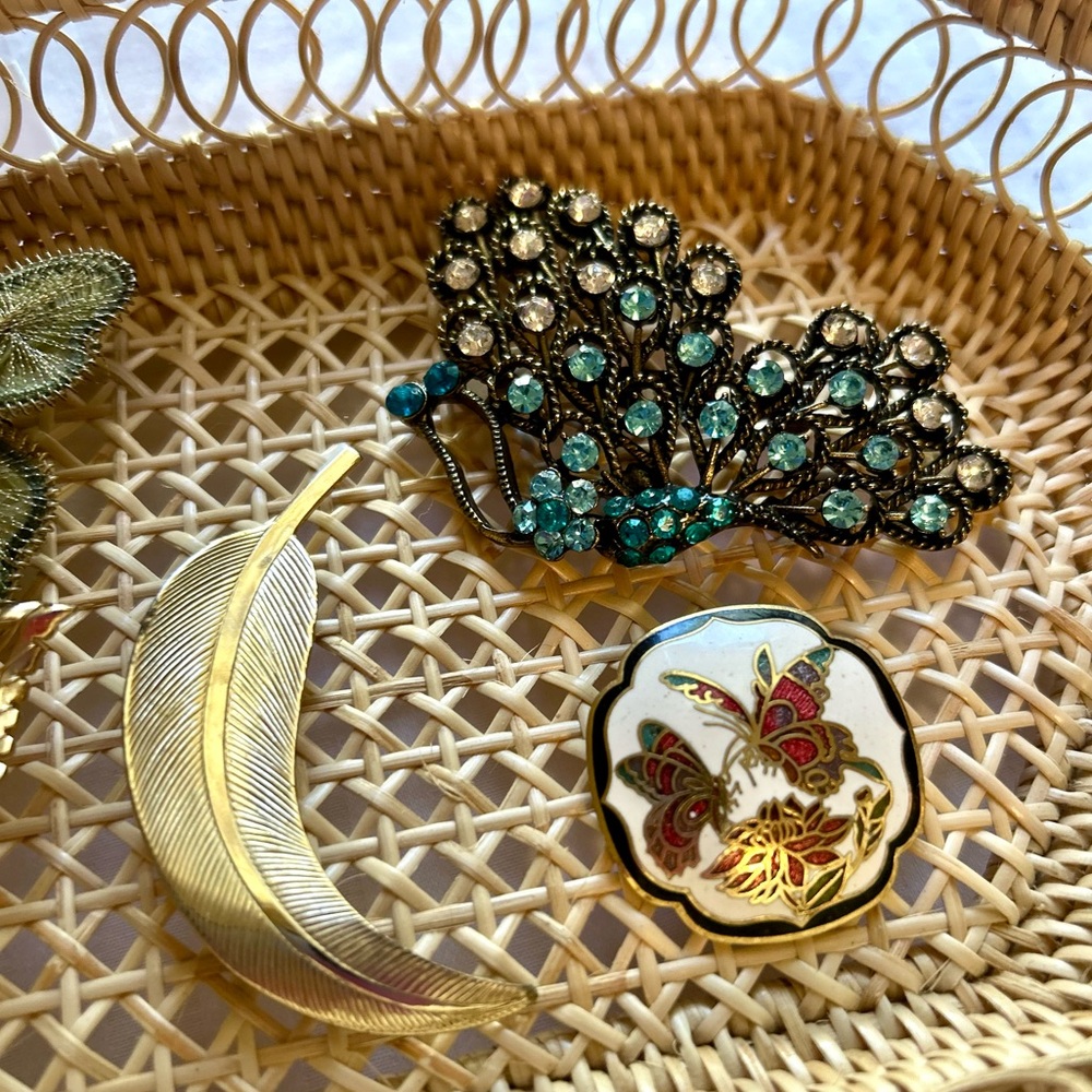 Vntg Bundle of brooches lapel pins feather, butterfly, enamel, gold tone - Picture 4 of 11